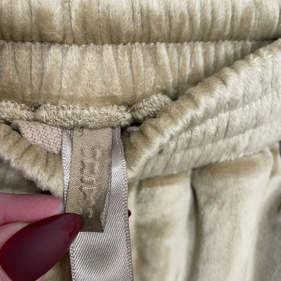 Skims Velour Joggers Gold - Picture 9 of 14